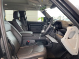シートは座面やホールド感を含め座り心地がよく設計されています。また、運転席助手席ともにコンディションも良く、シートの汚れや変色等は特別感じられません。
