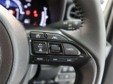 アダプティブクルーズコントロール機能付きです。走行中に先行車の様子を検知しながら、設定した車速の範囲内で先行車との距離のキープを支援します。詳細は販売店スタッフまでおたずねください。