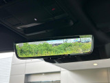 クリアサイトインテリアリアビューミラーは車体に装備したカメラによって、後方の映像がミラーに映し出されます。ミラーユニット下部のレバーで簡単にモード切替も可能です。