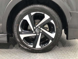 【純正アルミホイール】です!車両デザインに合わせてホイールをデザインしているため、見た目にもカッコイイアルミホイール♪洗車もラクチンで錆びません。