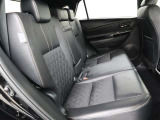 リアシートも厚く、長時間の移動もらくらくです!車種によってはラゲージスペースやトランクへのアクセスも可能!乗り心地・使い勝手共に充実です!!