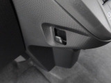 助手席側荷物フック。コンビニなどの買い物袋をサッとかけられて便利。