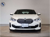 【BMWの伝統】BMWの特徴的な&ldquo;キドニーグリル&rdquo;は、80年以上続く伝統の形でございます。変わらないこだわりのデザインが、プレミアムブランド&ldquo;BMW&rdquo;を創り出します。