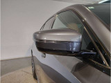【BMWミラー】視認性の高いスタイリッシュなミラー。自動防眩機能も付いており夜間のドライビングをサポートします。