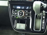 オートエアコンを装備しておりますので、四季を通じて車内を快適な温度に保つことが出来ます!高級感が有りますね!