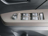 【パワーウインドゥマスタースイッチ】運転席より助手席やリヤドアガラスの開閉が出来るので便利ですね!運転席以外のウインドロック機能も付いています。
