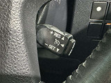 クルーズコントロール機能が付いています。 速度を設定するとアクセルを踏まなくても一定の速度で走ることができます。  高速道路ではとても便利な装置なんです。