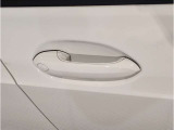 【デザインとの融合】BMWデザイナーが創り出したボディデザインを損なう事のない様に配置とデザインに拘っています。ドアノブについてもBMWの拘りに妥協はありません。