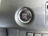 【プッシュスタート】スマートキーを携帯して、ブレーキを踏みながらスタートスイッチを押すだけでエンジンがかけられます。