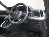 運転席の様子です。見通しの良いすっきりとした内装で、運転しやすい空間となっております。