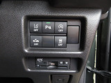 パーキングセンサーや横滑りを防ぐVSA等のスイッチ類は運転席の右側、手の届きやすい位置にあります。