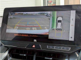 パノラミックビューモニター搭載。車両を上から見下ろすような映像で、駐車時の安全確認をサポートします。