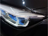 【LEDヘッドライト】先進のLEDテクノロジーを採用。放射される白色光の周波特性は太陽光に近く、バイキセノン・ヘッドライトを上回るコントラストで更に明るく輝きます!