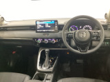 車内は光触媒抗菌消臭施工済です。スタイリッシュなデザインでスポーティなインパネ周りを演出します。グローブボックスやカップホルダーのほかにトレーなどたくさんの収納スペースが付いています。