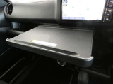 ノートPCを置いてお仕事や軽食時のトレイ代わりに便利なインパネテーブル装備です。危険ですので走行中は、収納しておいてください