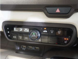【オートエアコン】温度を設定すれば自動で快適な車内温度を保ちます。エアコン内部の高性能脱臭フィルターで車内のアレルゲンや花粉を除去。
