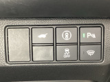 Hondaセンシング用の、VSA(ABS+TCS+横滑り抑制)解除と路外逸脱抑制機能のオンオフスイッチなどはハンドルの右側に装備しています。