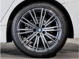 【BMWアロイホイル】軽量かつ強度に拘ったアロイホイル。走行性能ポテンシャルを引き出す設計。車の足元を引き締めてくれる大きなポイントはアロイホイルです。