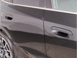 【デザインとの融合】BMWデザイナーが創り出したボディデザインを損なう事のない様に配置とデザインに拘っています。ドアノブについてもBMWの拘りに妥協はありません。