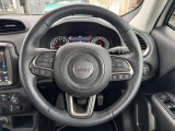 操作性の良いハンドルで運転中のストレスも軽減されます。