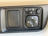 【電動格納ミラー】サイドミラーは電動格納式となっており、狭い駐車場でもキズがつくリスクを抑えられます。