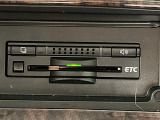【ETC】有料道路を利用する際に料金所で停止することなく通過できる、ETC車載器(ノンストップ自動料金収受システム機器)が装備されています。セットアップを行うことで利用可能になります。