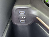 充電用USB端子付き。スマートフォンなどの充電に便利です。