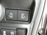 電動スライドドアのスイッチで車内からもスライドドアの開閉ができます。イージークローザー機能で半ドアになることも防止してくれます。