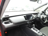 ★助手席周辺★ダッシュボードには豊富な収納BOXがあり、いつもすっきりとした車内!ほしい場所にちょうど良い収納を備えています。大きなフロントガラスによって見晴らしも良く快適な座り心地となっております!