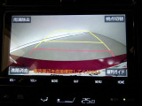 バックガイドモニター付き。車両後方の映像をナビ画面に表示し、駐車などの後退操作をサポートします。