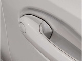 【デザインとの融合】BMWデザイナーが創り出したボディデザインを損なう事のない様に配置とデザインに拘っています。ドアノブについてもBMWの拘りに妥協はありません。