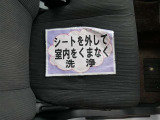 室内外はもちろん、シートを外してニオイの元となるフロアカーペットまで消臭・除菌を実施。中古車を気持ちよくお乗りいただけるクリーニングサービスです。詳細は販売店スタッフまでおたずねください。