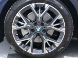BMW純正18インチホイール。洗練されたデザインで、足元の個性を引き立てます。