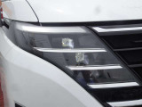 【アダプティブLEDヘッドライト】夜間走行時対向車を感知し、対向車がいるところだけ自動でハイビームの切り替えをしてくれるので、良好な視界を確保し安心して運転できます☆