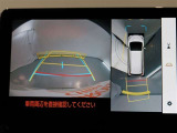 パノラミックビューモニター付きです。車両を上から見たような映像をモニター画面に表示。運転席からの目視では見にくい、車両周辺の状況をリアルタイムでしっかり確認できます。