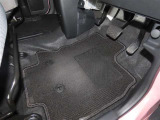 内装工程では、中古車を気持ちよくお乗りいただけるよう清掃しております。