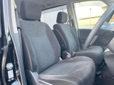 運転席まわりには十分なスペースがあり、大柄な方でもゆったり運転していただける環境です。