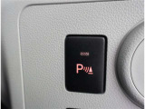 コーナーセンサーを車の前後に装備。障害物までの距離に応じて警告音を変えてお知らせ。縦列駐車時や駐車場・車庫などでの取り回しをサポートします。詳細は販売店スタッフまでおたずねください。