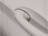 【デザインとの融合】BMWデザイナーが創り出したボディデザインを損なう事のない様に配置とデザインに拘っています。ドアノブについてもBMWの拘りに妥協はありません。
