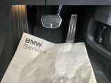 【ペダル】BMWはオルガン式アクセルペダルを採用しています。踏み込む足とペダルが同じ軌跡を描くため、かかとがずれにくく、アクセルコントロールがよりしやすくなるメリットがあります。