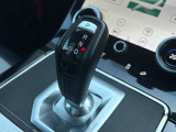 【シフトレバー】ガングリップタイプのシフトレバーはしっくりと手になじみ楽にシフト変更ができます。スレや汚れはございません!周りはピアノ調のパネルを使用しており細部まで手を抜く事はございません。