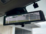 インテリジェントルームミラー搭載で、車の後方に設置されたカメラ映像を映し出してシートバックやヘッドレスト、同乗者に視界が遮られることがなく視認性が非常に良いです