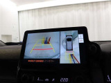 パノラミックビューモニター付きです。車両を上から見たような映像をディスプレイオーディオ画面に表示。運転席からの目視だけでは見にくい、車両周辺の状況をリアルタイムでしっかり確認できます。