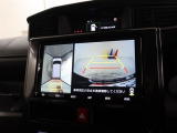 パノラミックビューモニター付きです。車両を上から見たような映像をディスプレイオーディオ画面に表示。運転席からの目視だけでは見にくい、車両周辺の状況をリアルタイムでしっかり確認できます。