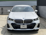 【BMWの伝統】BMWの特徴的な&ldquo;キドニーグリル&rdquo;は、80年以上続く伝統の形でございます。変わらないこだわりのデザインが、プレミアムブランド&ldquo;BMW&rdquo;を創り出します。
