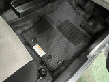嬉しい純正フロアマット付き♪ 状態も良好です(^^♪