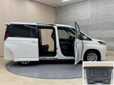狭いスペースでも、隣の車を気にせず開閉出来るスライドドア。どんな場所でもドアを十分に大きく開くことが出来るので乗り降りや荷物を載せるのに便利です。