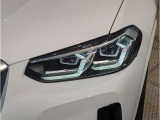 【LEDヘッドライト】先進のLEDテクノロジーを採用。放射される白色光の周波特性は太陽光に近く、バイキセノン・ヘッドライトを上回るコントラストで更に明るく輝きます!