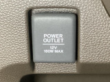 アクセサリーソケットはUSBのアダプターなどをつければ、スマホの充電にも使えます。周辺には物が置けるボックスがついています。