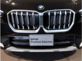 【キドニーグリル】BMWは約90年もの間、ほぼ全ての車両にひと目でBMWだと分かるこの特徴的なフロントグリルが備えられ、デザイン・アイコンとして親しまれてきました。